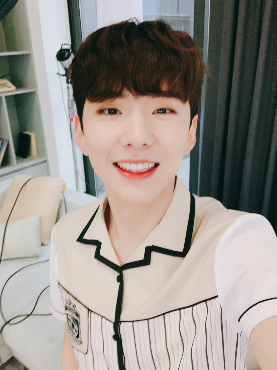 OfficialMONSTAX's tweet photo. [#기현] 스.마.트 교복 https://t.co/RgsabQZnNr