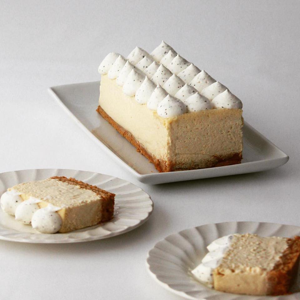 Earl Grey cheesecake in the taste testing... and YES!!!! I’m very happy about it!🤩😋💛
#cheesecake #earlgrey #farmersmarket #dessert
