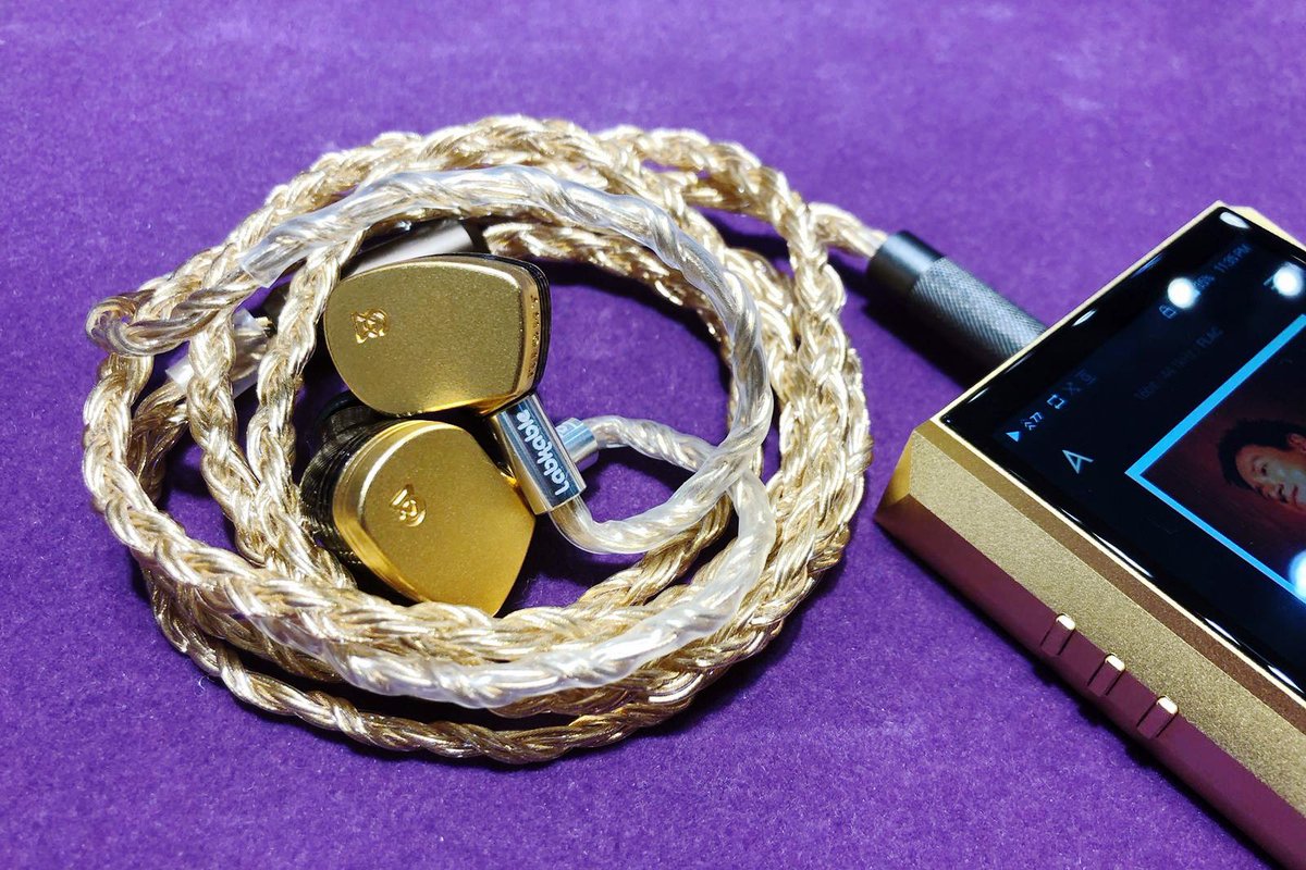 dmaaudio's tweet photo. 【放閃】

好金光閃閃呀！

Astell&amp;Kern SP1000M Royal Gold + Campfire Audio Solaris + Labkable Titan AU

有位朋友本身已經入手咗 SP1000M Royal Gold 和 Solaris ，當然要換條線再提升下，試咗幾條升級線，最終選擇咗 Titan AU，返去可以慢慢嘆〜

#AstellnKern #CampfireAudio #Labkable https://t.co/1aWjVMqpk9