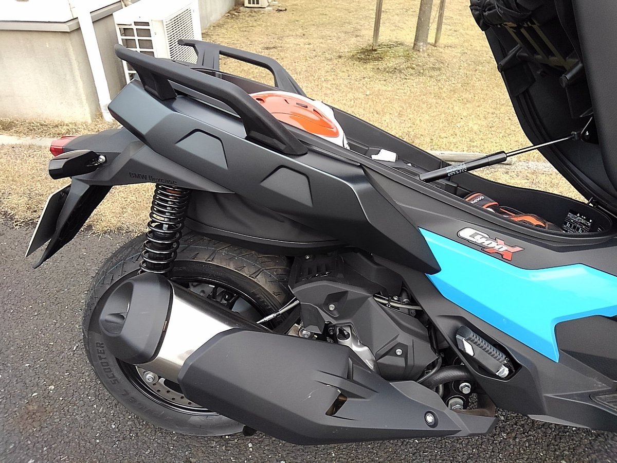 KTM819O4's tweet photo. #C400X #flexcase 
ヘルメットを入れた状態で
エンジンはかかりませんが
スクーターは押せます(^-^ゞ https://t.co/L3PZRPa2Pw