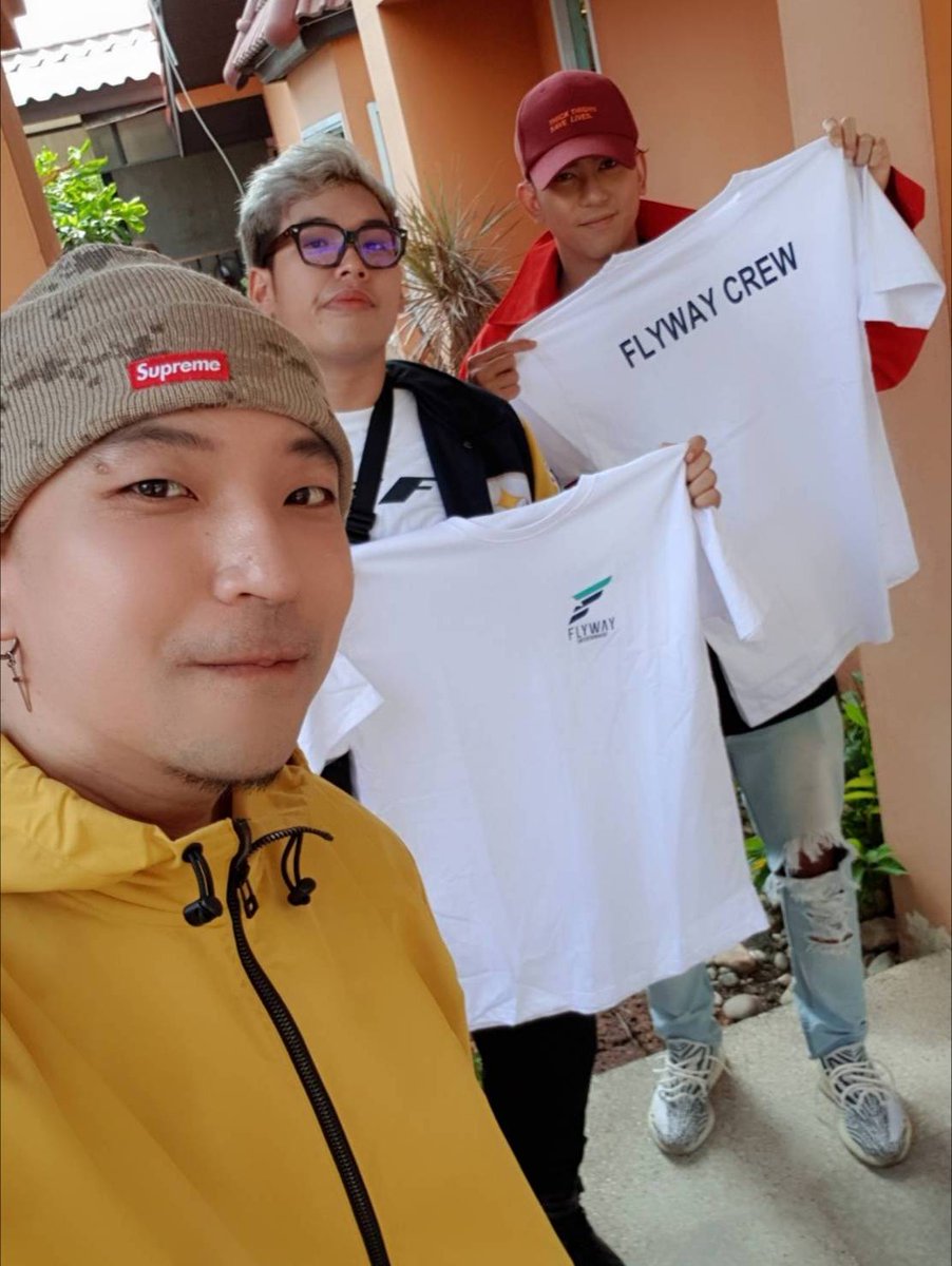monofresh915's tweet photo. เก๋สุด กับเสื้อยืด FLYWAY crew อยากได้กันมั๊ย!! กดไลค์ กด See first เพจ Mono Fresh 91.5ไว้ จะได้ไม่พลาด และถ้าอยากมาเจอกันสดๆแบบใกล้ชิดมาร่วมสนุกกันได้ที่โพสต์นี้เลย ^^ https://t.co/dfHfoMMejJ
#flyway #flywayentertainment #flywaycrew #FreshShowCase #Monofresh915 #TeamAIMazing https://t.co/c9lve7kDq7