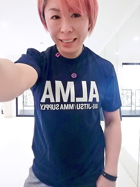 emi_fujino's tweet image. サポート頂いてる #Martialworld 様から練習着とオープンフィンガーグローブ頂きました！
このドライTシャツ使いやすくてめっちゃ良い。
全色制覇！
#ALMA
#BANDEL