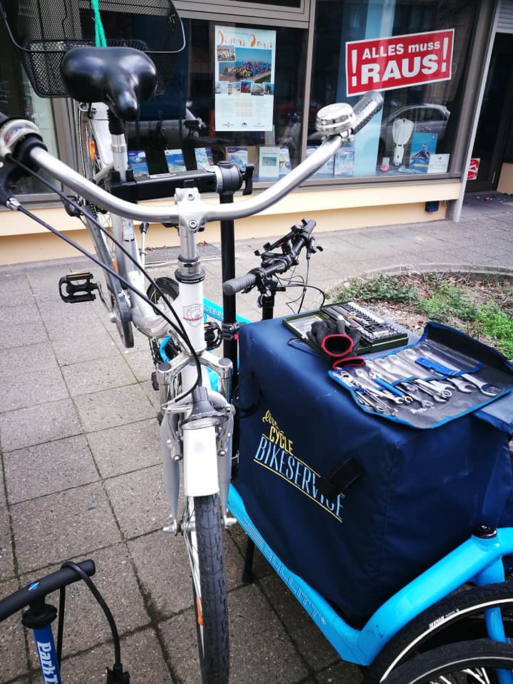 LiveCycleDe's tweet photo. Für die Einen ist Ihr Fahrrad nur ein Fahrrad. Für die Anderen ist es: Ihr Rollator. Ohne das Fahrrad keine Mobilität -  unsere Kundin Dagmar kann Ihr Haus ansonsten nicht verlassen. Unser mobiler Service hat geholfen https://t.co/jU1cVVoKVH #jedenTageinAutoweniger #urbanmobility https://t.co/ineWICDbtf