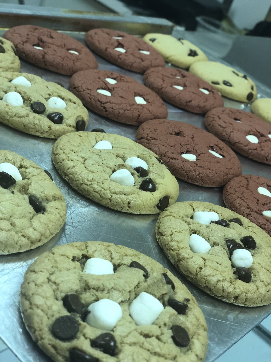 HappyFoods242's tweet photo. Want to know where you can get some of the best cookies this side of the planet? @thecookiecaterer is where it’s at! Make sure tune in tonight at 830pm! #ch212 #thehappiestfoodshowontv #sweettime #allkindsofcookies #openeveryday #foodisthesourceoflife🎉😊👏🏾👌🏾🙌🏾 🇧🇸 https://t.co/8kNxm99a7T