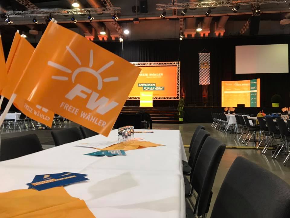 fw_bayern's tweet photo. Einen wunderschönen guten Morgen aus Deggendorf! Die Halle ist fertig, die Mikrofone sind gestimmt. Wir freuen uns auf den heutigen Politischen Aschermittwoch. #FreieWähler #FW #PAM19 #Pam #PAM19FW ☀️ https://t.co/fx3MKrIanx