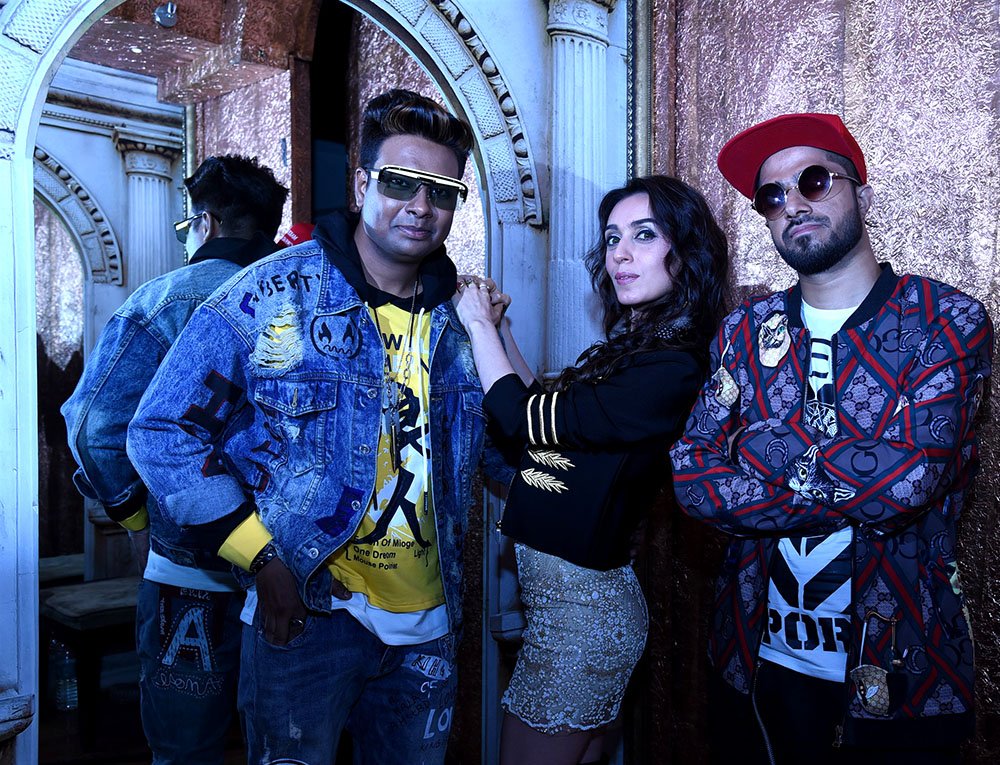 starworldnewss's tweet photo. SHOOTING OF MUSIC VIDEO BILLO KARDIYE KILL HELD AT PHD CLUB
https://t.co/MxNNUCZAXT Video Album on location #phdclub #GoldenCloverEntertainment  Music Video #BILLOKARDIYEKILL ,A songs By #ParryG (Director film Stree) #Amarkaushik Cast: #VarunKaushik #SuzannaReddy, #FaizAmeer https://t.co/ipeNwNB2jZ