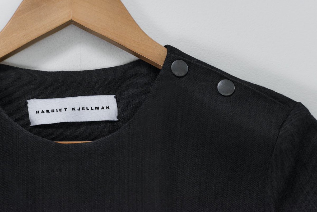 BLACK DENIM CROP TOP

#minimalism #scandinaviandesign #independentfashiondesigner #fashionbrand #label #scandinaviandesign #scandinavianstyle #denim #craftmanship #madeinbritain #finnishdesigner #sustainable #smallbusiness #nottingham #fashion @daniel_dytrych #productphotography