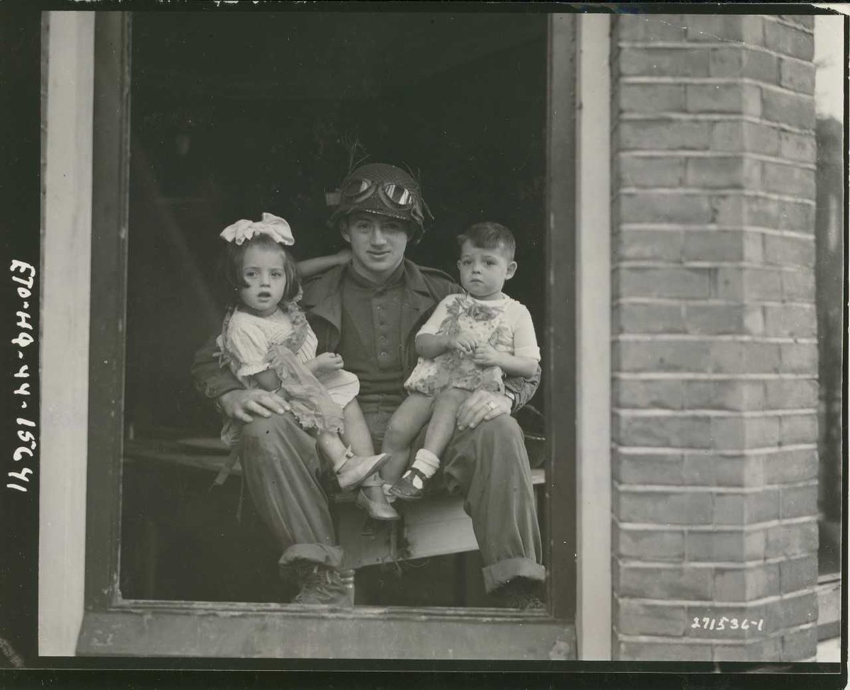 GEZOCHT! Wie kent of herkent deze Nijmeegse kinderen op onderstaande foto?

Oorlogsfotograaf Murray P. Poznak poseerde zelf voor de camera met twee jonge kinderen op zijn schoot.  Wil je ons helpen zoeken? Deel dan deze post! #ww2 #wo2

Meer info 👉ogld.nl/k53