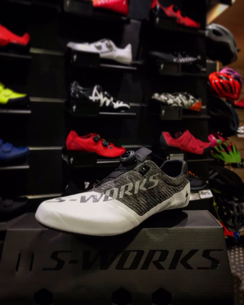 Con solo 150 gramos, las S-Works EXOS son las zapatillas de ciclismo más ligeras fabricadas con dial Boa®. Y no solo tienen un peso ridículo, sino que también tienen todas las características que son sinónimo de la etiqueta S-Works.