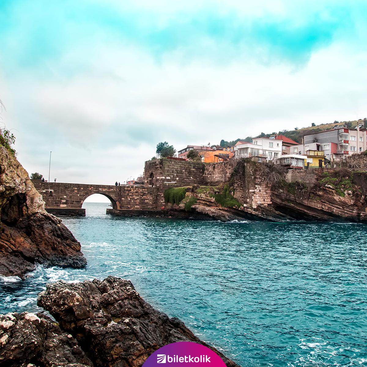 Batı Karadeniz'in incisi Amasra, tarihi geçmişi ile gezginlere keyifli bir tatil imkanı sunuyor 💙
#travel #tatil #seyahat #gezgin #travelblogger #biletkolik #travelphotography #photooftheday #yolculuk #seyyah #photography #travelgram #travels #trip #view #çarşamba #winter #kış