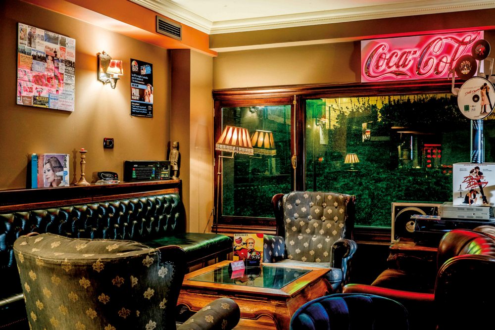 ¿Conoces el local los 80´s en Vigo? Si eres de la quinta de EGB, comprabas en el quiosco tu revista Súper pop y creciste escuchando Parchís y Enrique y Ana, este es tu lugar.
revistatierrapontevedra.com/los-80s-coctel…
#Los80 #Copas #Vigo <a href="/turisriasbaixas/">Turismo Rías Baixas</a> <a href="/TurismoVigo/">Turismo en Vigo</a> <a href="/VigoCB/">VigoConventionBureau</a> <a href="/queverenvigo/">Que ver en Vigo</a>