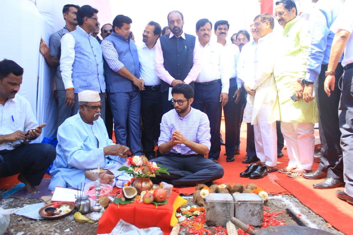 VilasAdivarekar's tweet photo. Yuvasena President @AUThackeray ji laid foundation of permanent houses for 500 families living in Transit camp in Colaba. 

@Subhash_Desai 
@meudaysamant @iamvmahadeshwar @AGSawant @VinodG_ShivSena @AjayChoudhariSS https://t.co/w0pHcLWw1t