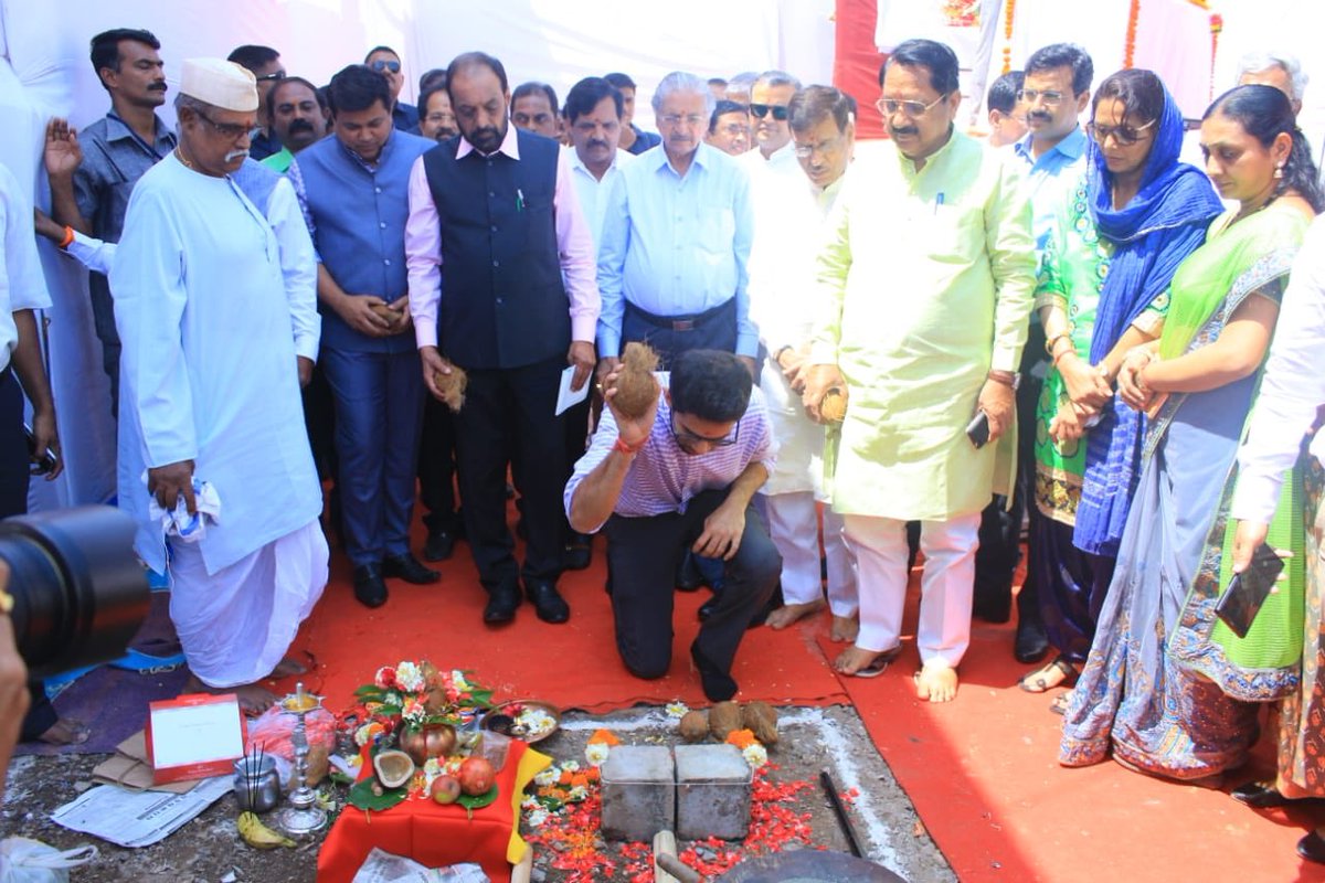 VilasAdivarekar's tweet photo. Yuvasena President @AUThackeray ji laid foundation of permanent houses for 500 families living in Transit camp in Colaba. 

@Subhash_Desai 
@meudaysamant @iamvmahadeshwar @AGSawant @VinodG_ShivSena @AjayChoudhariSS https://t.co/w0pHcLWw1t