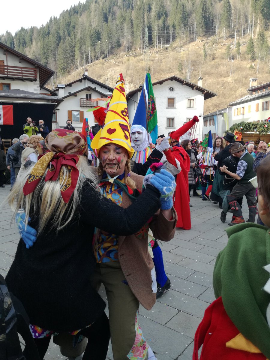 AC_321_'s tweet photo. Carnevale di @CanaledAgordo, la @zinghenesta. C'è qualcosa di vero e commovente in queste tradizioni minori, che non ha nulla a che vedere con i grandi eventi turistici. #Dolomiti #zinghenesta #canaledagordo #valbiois #folklore https://t.co/NCa61AM9CG