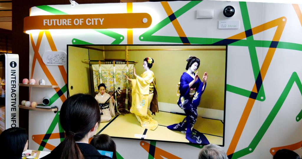 Cisco_Japan's tweet photo. 【現在開催中!Cisco Digital Japan Days 2019】『未来の街』コーナーでは、ネットワークを介して伝統工芸の提灯づくりを学んだり、芸子舞妓さんと触れ合える「デジタル京都体験」を実施しています。東京ミッドタウンで京都の伝統を体験してみませんか? https://t.co/zt0vRQybMh #CDJD https://t.co/b3FODZRX9g
