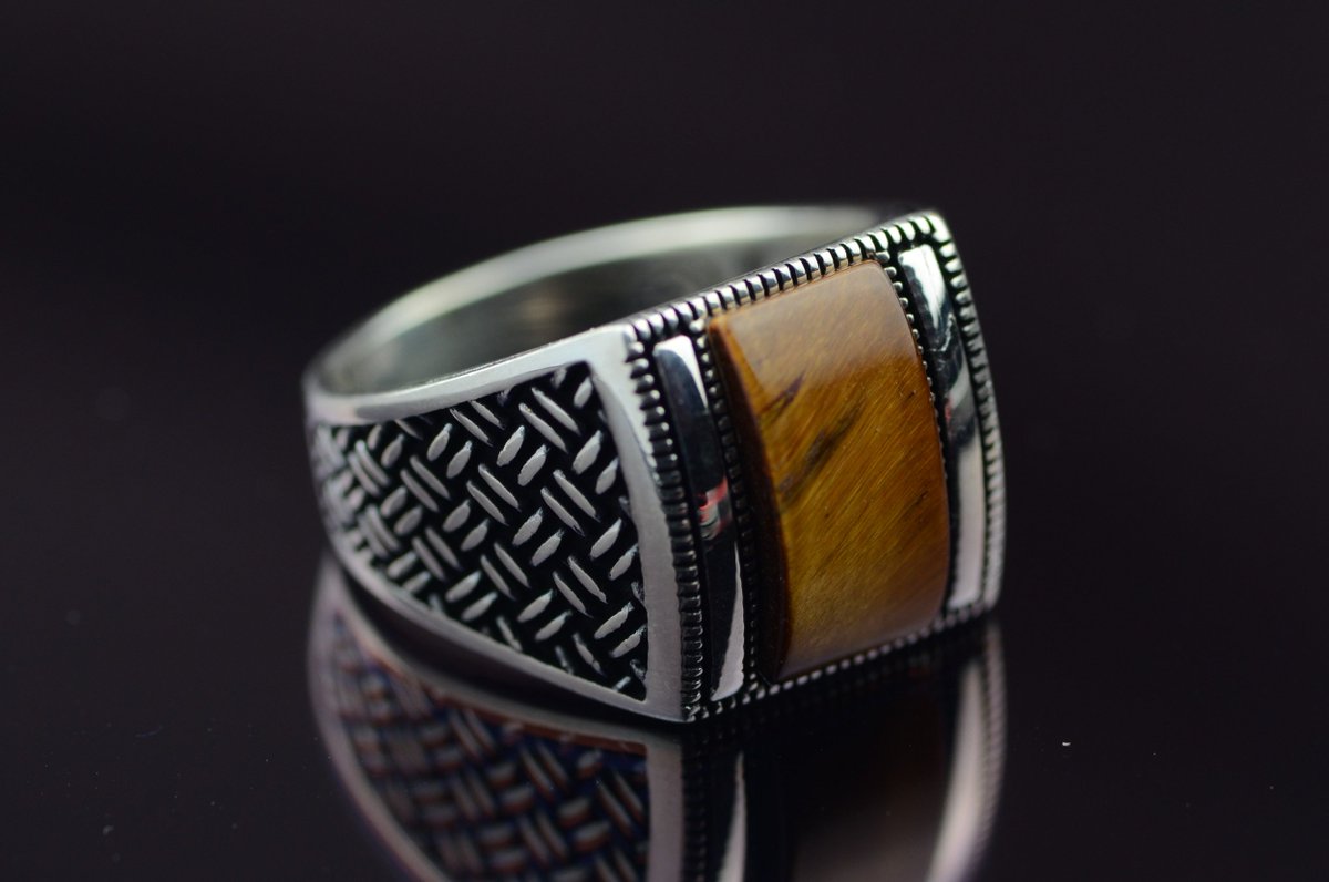 craft_native's tweet image. Mens Vintage Tiger Eye Aqeeq Ring Agate Sterling Silver 925 Ring
The ring showcases an elegant design with unique Beautiful Brown Tiger Eye Agate stone. #gemstones #Tigereye #vintage #menswear #Timeless  #sterlingsilver #ring #artisan #carnelian #craftnative #gift #stone #gemring