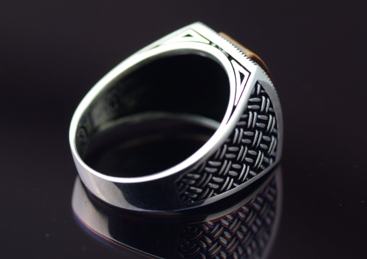 craft_native's tweet image. Mens Vintage Tiger Eye Aqeeq Ring Agate Sterling Silver 925 Ring
The ring showcases an elegant design with unique Beautiful Brown Tiger Eye Agate stone. #gemstones #Tigereye #vintage #menswear #Timeless  #sterlingsilver #ring #artisan #carnelian #craftnative #gift #stone #gemring