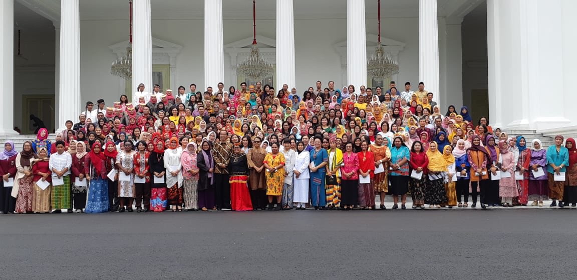 meisjenana's tweet photo. Lina Agnesia and @wlunarian are among few of women leaders participating in the diaogue with President @jokowi they discuss empowerment, protection, and inclusion of marginalized women and girls. Let’s support the journey of future researcher and advocate💪🏽🙏🏼#RutgersWPF https://t.co/XaLZIBWYqq
