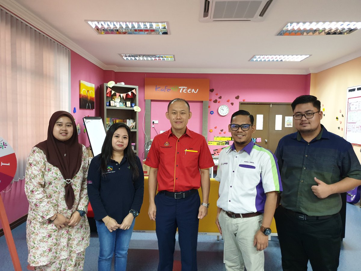 ChaiDennis's tweet photo. 6 Mac 2019 : Singgah dan lawatan kerja di Pusat Remaja Kafe Teen Sri Aman.. Dua orang Teen Educator @LPPKN Anderessen (kanan) dan Ummi (kiri) yang berperanan baik menjalankan aktiviti di Kafe Teen ini.. Syabas..!! https://t.co/9sYu4Cagpv