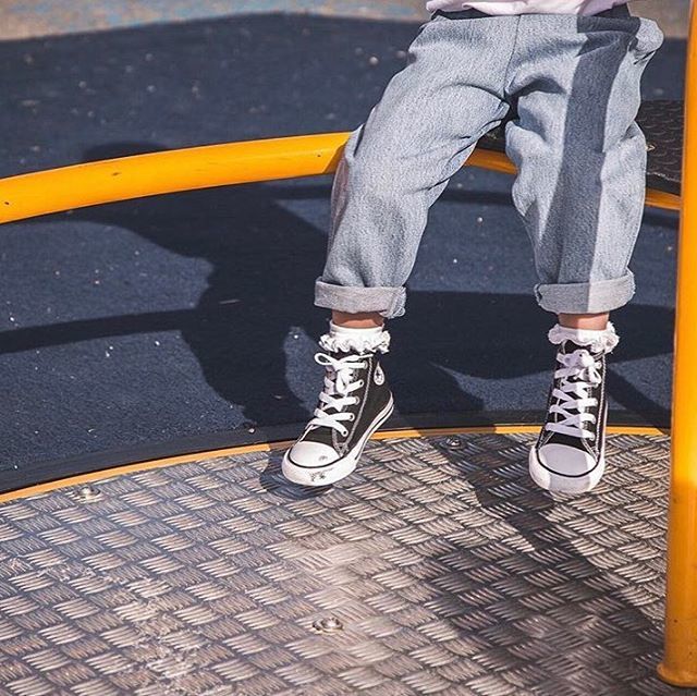 No awkward button fastening and restrictive skinny fit here. Jeans designed with kids in mind...elasticated at the waist, relaxed fit leg and rolled for extra growing room 👌🏼
〰️
@pippinschildrenswear jeans are in the shop, from 12 months up to age 4-5 years✨No awkward button…
