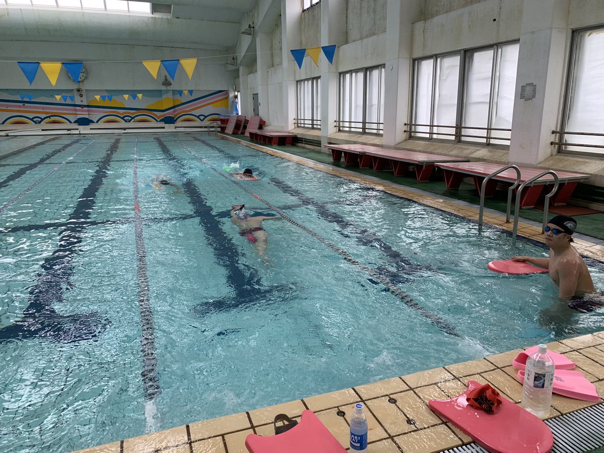 こんにちは。
今日から学校のプールの換水期間終了まで尾張旭市のプールをお借りして練習しています！
普段と違う環境ですが、それぞれ出来る練習を頑張っていきましょう🏊🏻‍♂️
次の大会まで約1ヶ月と少しとなりました。マネージャーも全力でサポートしていきます😄📣