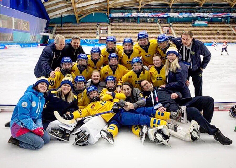 God Morgon Sverige!
Det här gänget har precis vunnit i semi-finalen över Norge och kommer spela final på fredag kl 13.00 svensk tid. Matchen sänds på Eurosport. 🇸🇪
#krasnoyarsk2019 #svbandy