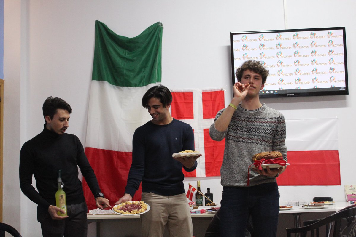 PROJUVEN's tweet photo. 🛑 Participants also discovered what is the position of different national extremism party about #Islamophobia. #International night where participants presented their countries, food and dances! 💃🏼
#ErasmusPlus #trainingcourse #youthwork #Málaga @InjuveSpain #peerlearning https://t.co/K2mYFxzMKJ