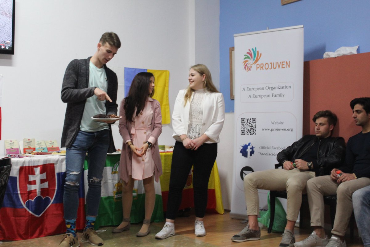 PROJUVEN's tweet photo. 🛑 Participants also discovered what is the position of different national extremism party about #Islamophobia. #International night where participants presented their countries, food and dances! 💃🏼
#ErasmusPlus #trainingcourse #youthwork #Málaga @InjuveSpain #peerlearning https://t.co/K2mYFxzMKJ