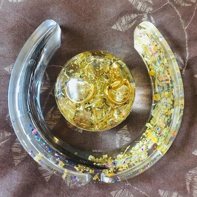 resin8uk's tweet photo. Credit to @forgetmenots18 : 💛Resin horse shoe and sphere with golden bit embedded💛 .
.
#resin #resinart #resinmemories #resinhorseshoe #resinhorse #horsehair #bits #horsebits #camomile #resin8uk @resin8uk
Resin8 Craft Supplies
https://t.co/9dOHHrs40B https://t.co/lbxlhNuUG0 https://t.co/YU96q9Js9a