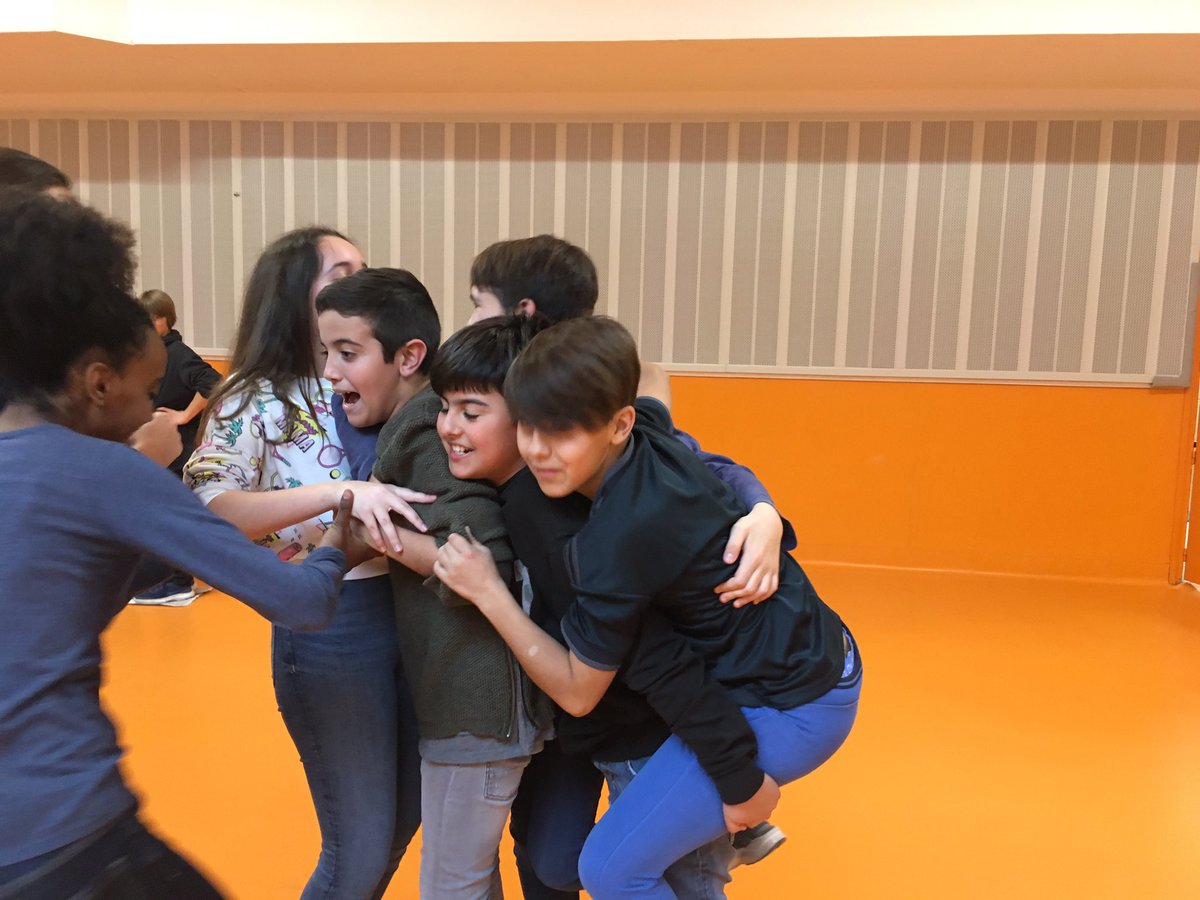EscolaVillena's tweet photo. Els alumnes de 1r d’ESO gaudint i aprenent amb el “Taller de teatre socioeducatiu” del @GrupEirene #teatre #cooperació #aprenentatge https://t.co/u4p02fNrII
