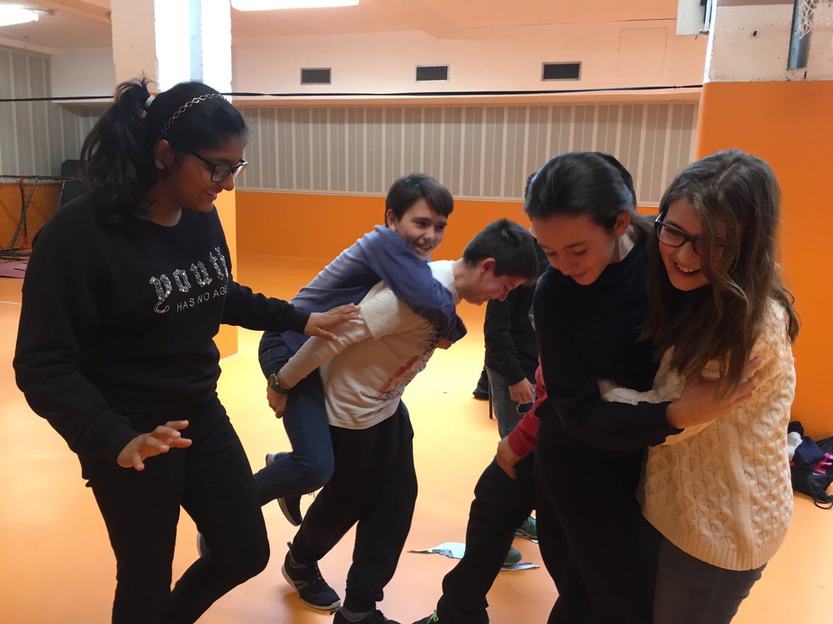 Els alumnes de 1r d’ESO gaudint i aprenent amb el “Taller de teatre socioeducatiu” del <a href="/GrupEirene/">Grup Eirene</a> #teatre #cooperació #aprenentatge
