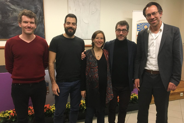 HPS_Hospitales's tweet photo. 🗓 Estudio llevado a cabo por investigadores del #NeuroUB y del #IDIBELL demuestra que el cerebro de ciertas personas se sincroniza con el ritmo de la voz que escuchan, mientras que el de otras no lo hace https://t.co/zEilVIwHMp Vía @IMMedicoHosp https://t.co/CDxJ75qXLb