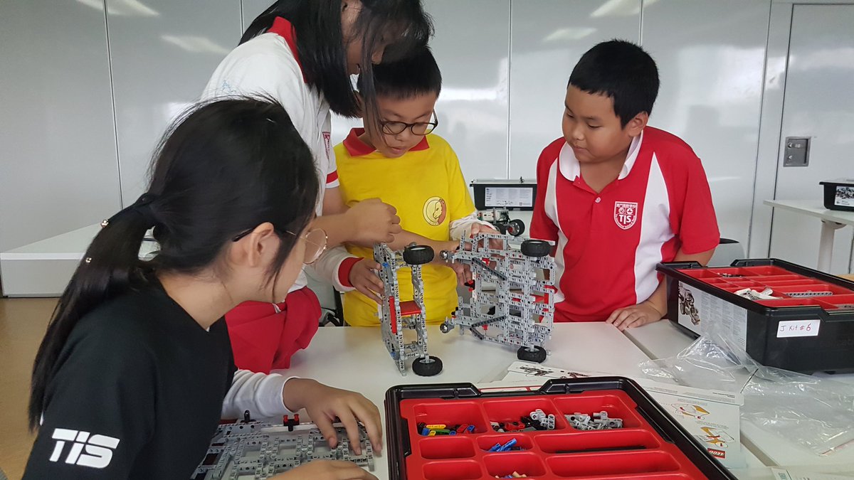 TedBarks's tweet photo. Junior robotic designers hard at work on their chassis #tismacao #robotics https://t.co/yDwbcIojm6