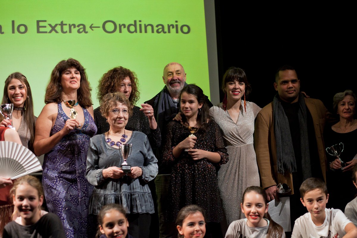 ¡Aquí fotos y vídeo de la Primera edición de los Premios a lo Extraordinario! accionesextraordinarias.wordpress.com/2019/02/08/gal…
Mediante un casting no selectivo, invitamos a lxs vecinxs del barrio a que se postulasen para recibir un premio a su capacidad o talento oculto que considerasen Extra←Ordinario.