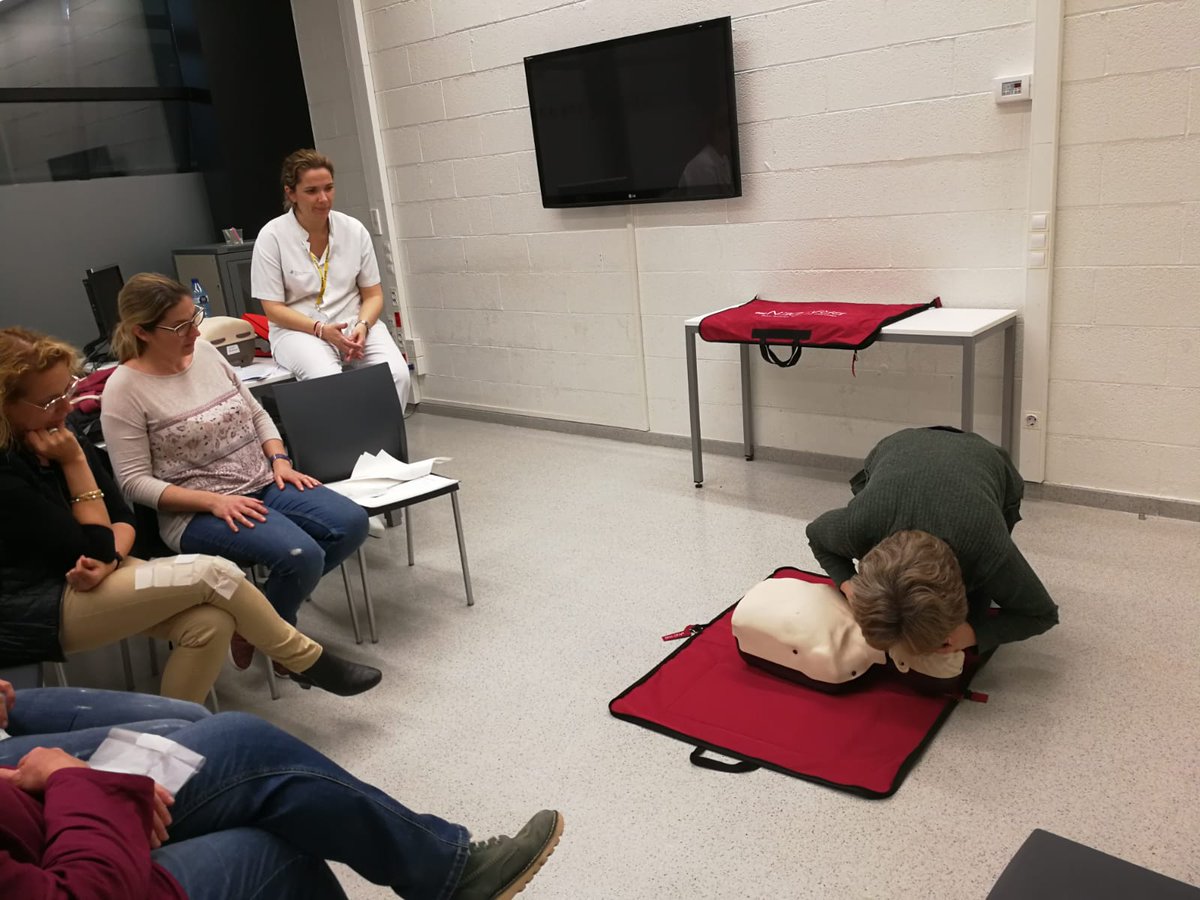 simulacioURV's tweet photo. 📣Ahir vam començar una nova edició del curs "Suport Vital Bàsic Escoles" en el qual van participar una quarantena de professors d'escoles i/o instituts del Baix Camp!📣 Seguim treballant per fer difusió dels coneixements en #SVB @Dipta_cat @universitatURV #CFISJMMC https://t.co/ClmtPgGZ7l
