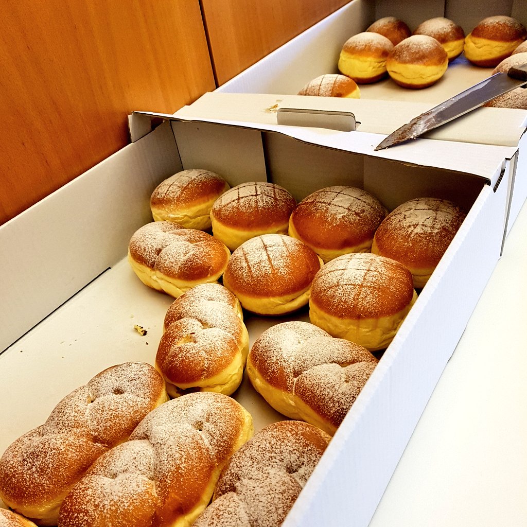 saryberry0's tweet photo. An guter Verpflegung mangelt es bei meinem #Praktikum nicht 😉 es gibt jeden Tag entweder Krapfen, Kuchen oder Obst und selbstverständlich einen kleinen #caffè oder #espresso dazu ☕🍎🍌🍰
#erlebees #italien #südtirol #bozen #worklife @studieren_ww #food #nervennahrung https://t.co/8qjYiiBclv