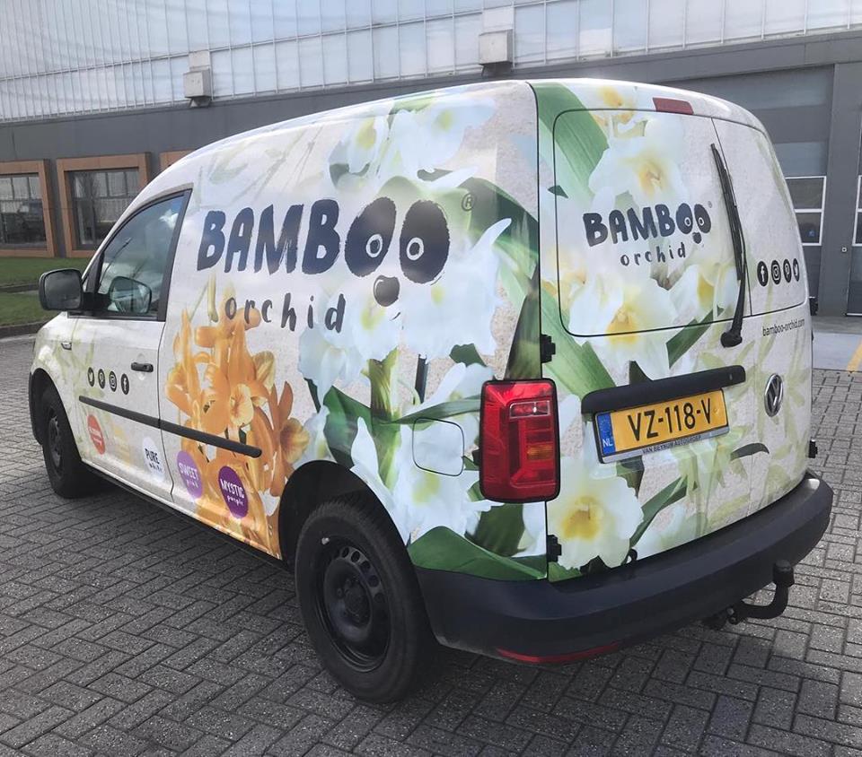 Speax_nl's tweet photo. Vers van de pers en vandaag en morgen te spotten op het parkeerdek van @FloraHolland! We mochten een design voor @TheBambooOrchid maken waarin de producten mooi tot hun recht komen. Is het geen beauty? Veel opvallende kilometers gewenst! 👍🏼 #rfhtf #design #identiteit #opvallen https://t.co/UQ9oCqRhpK