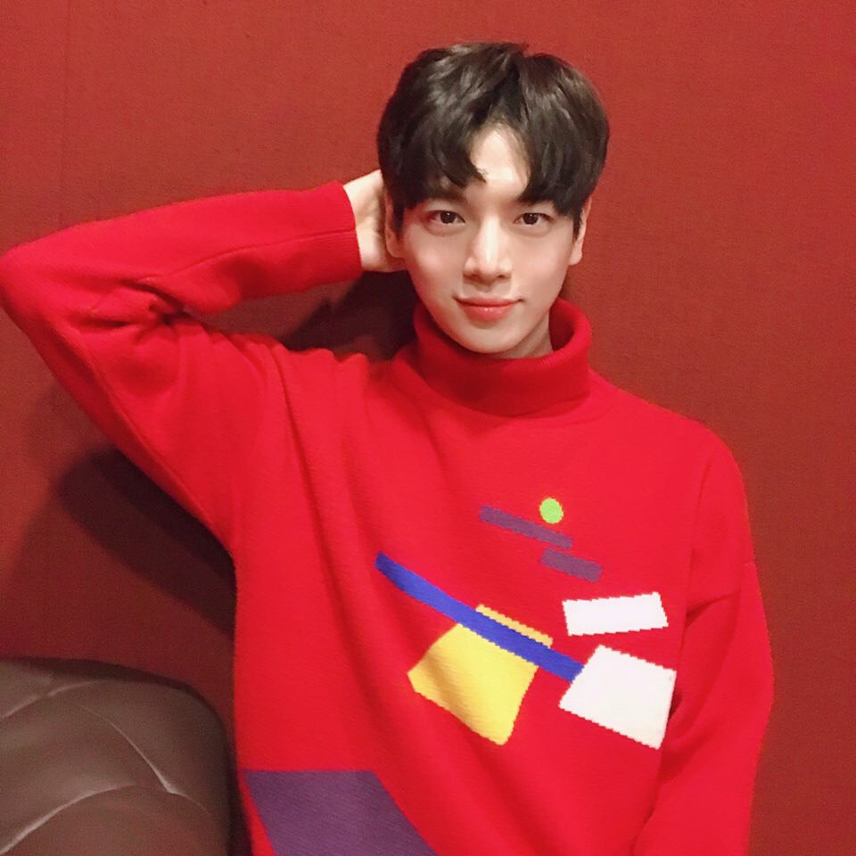 nfarahhhhh_'s tweet photo. Tak tahulah diaorg ni bertapa kat gunung mana.. Sorang² makin hensem.. Tak nak share ke tips makin helok tu.. 😍

Jatuh hati kali ke berapa juta kali ni.. 

You look so handsome Nuknuk Ssi.. 

현욱아, 보고싶다~~ ㅠ ㅠ

#인투잇 #인투유 #현욱 #IN2IT #IN2U #Hyunuk #MrVisual https://t.co/xKKVAl0AZ8