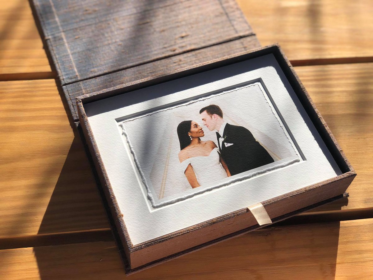 qtalbums's tweet image. Matted Deckled Edge Prints in Dust Silk Clamshell Box🌷🌻🌼
#qtalbums #deckledprints #clamshellbox #silkbox #silkcovers #prints #photography #photographer #PictureOfTheDay #wedding #bride2019 #wedding2019 #printyourphotos #brideandgroom 
OUR SHOP 🛒➡qtalbums.com