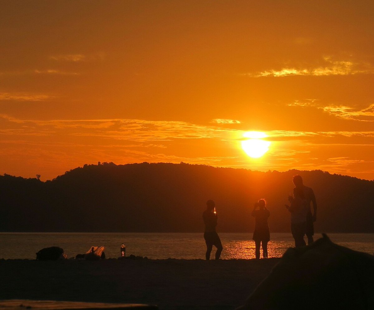 📍Pantai Cenang Beach, Langkawi , Malaysia
#malaysiatrulyasia #malaysiatrip #traveldudes #wanderluster #meettheworld #malaysianstyle #malaysiaart #malaysiaig #igersmalaysia #malaysiaphotography #malaysiatourism #malaysiatravel #malaysia #travel #malaysiaigers  #sunset