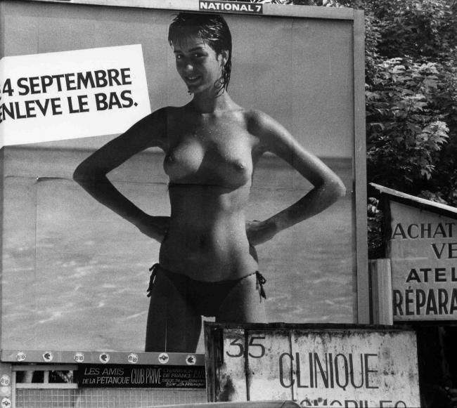 ZeSuperDupont's tweet photo. Presque 40 ans séparent ces deux campagnes publicitaires.
On avait trouvé la première géniale.
Certains censurent maintenant la deuxième.
Que s'est il passé pour qu'on en arrive là ? https://t.co/HrmT6cQjcH
