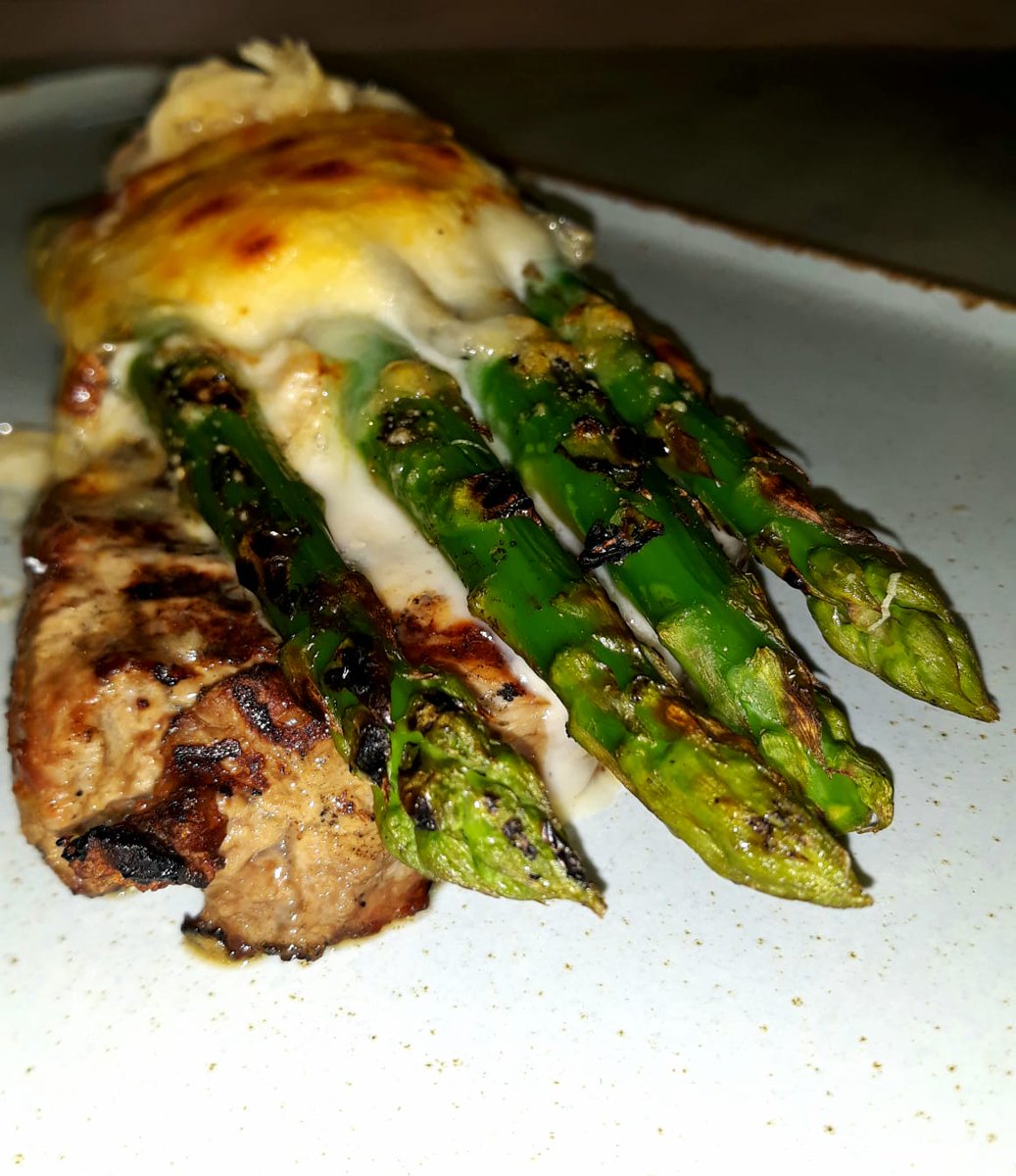 Scotch sirloin steak with asparagus and gorgonzola cheese gratinated.
friendsofflavours.london
