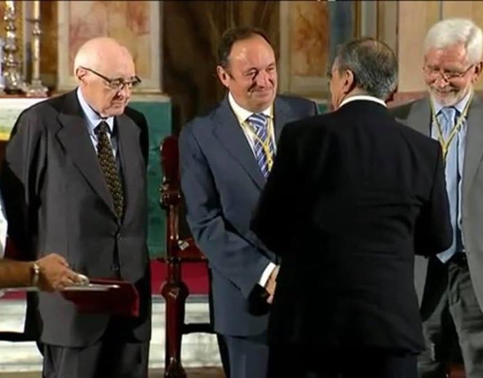 VicePteSENADO's tweet photo. ”..Se nos ha ido D. José Pedro Pérez-Llorca, además de un brillante jurista, fue ponente de la Constitución,  y sin duda alguna un gran referente para todos nosotros, los demócratas. Gracias por el gran trabajo que hiciste por la democracia y la libertad de todos los españoles..” https://t.co/fJHq4SY4dF