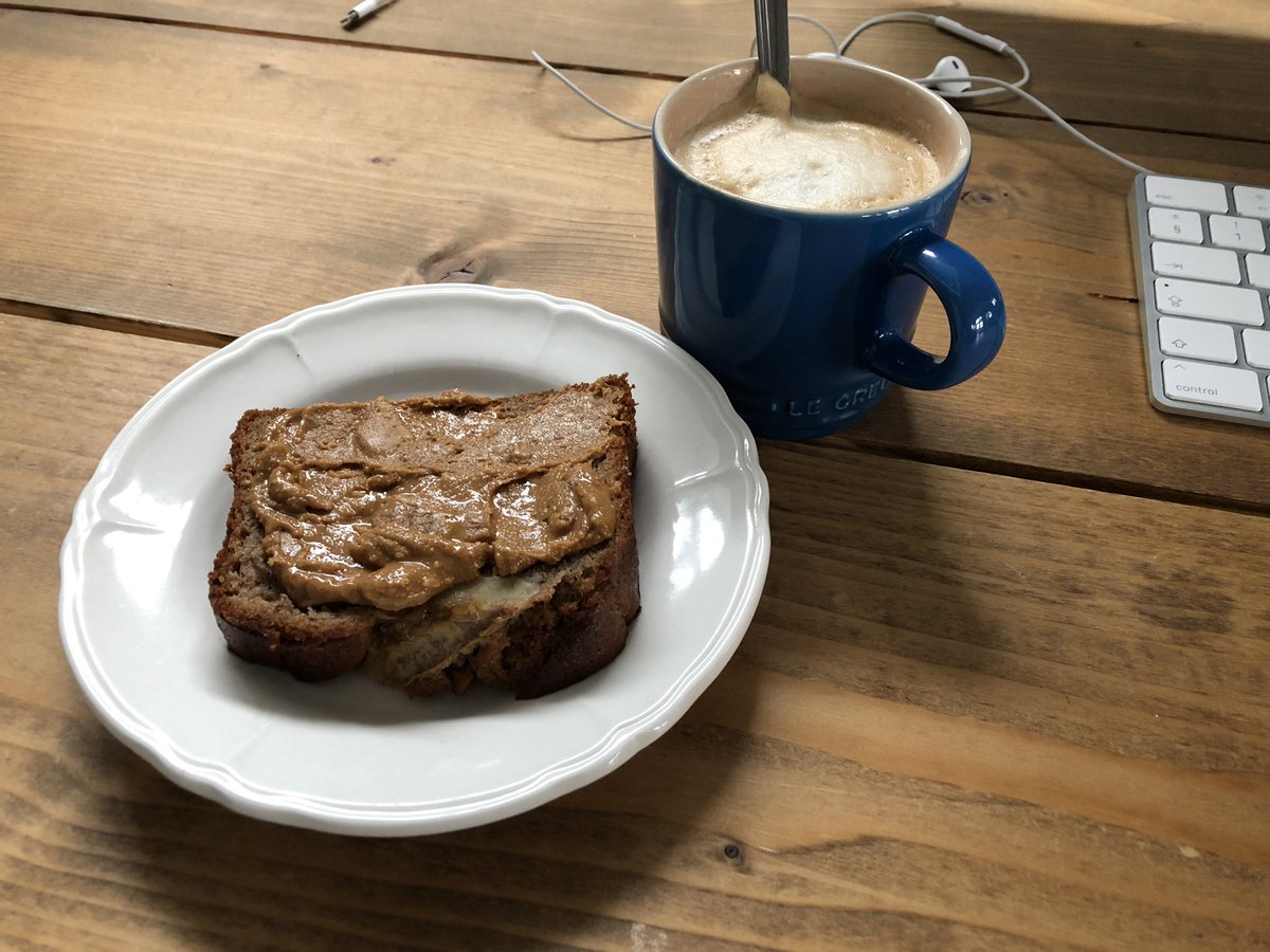 Nathalie105's tweet photo. Bananenbrood met pindakaas en een flatwhite. #perfectecombi na een rondje hardlopen. https://t.co/6YkSxdv9kH