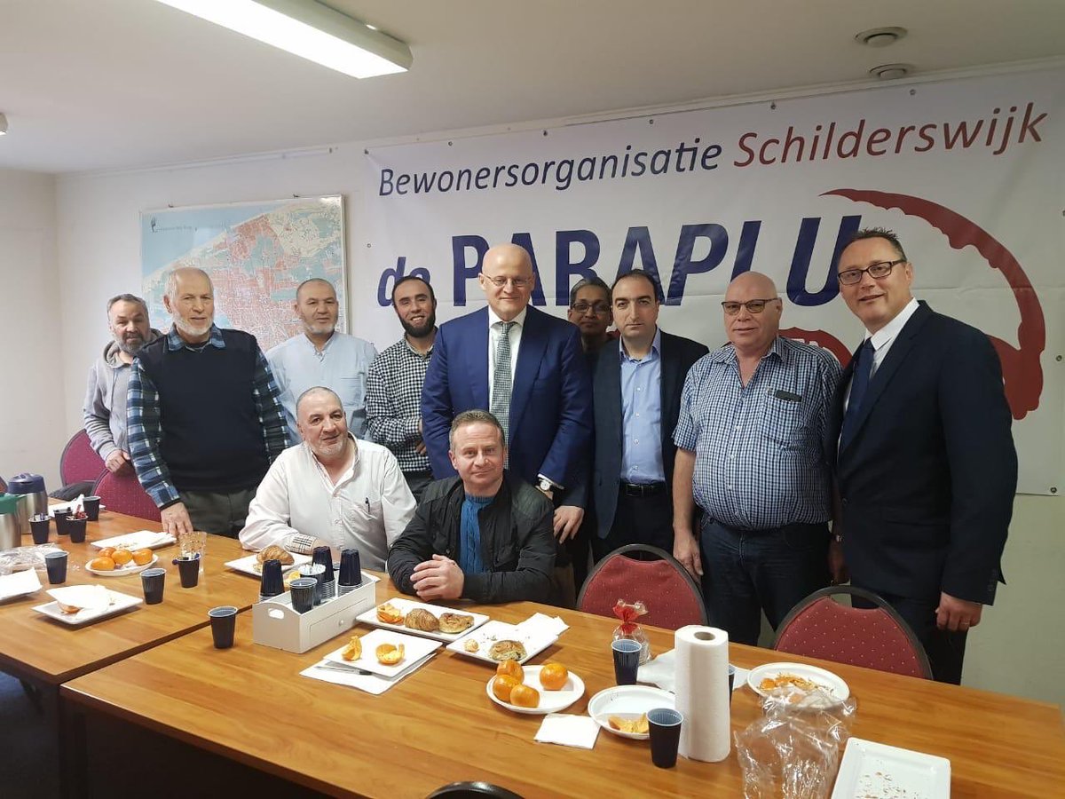 Mooi werkbezoek van <a href="/ferdgrapperhaus/">Ferd Grapperhaus</a> en @michelrogier aan de Schilderswijk waar <a href="/CDADenHaag/">CDA Den Haag</a> raadslid Ismet Bingöl, als voorzitter van de bewonersorganisatie, hem ontving. Het @cdadenhaag heeft de afgelopen jaren veel geinvesteerd in deze wijk en veel nieuwe contacten opgebouwd.