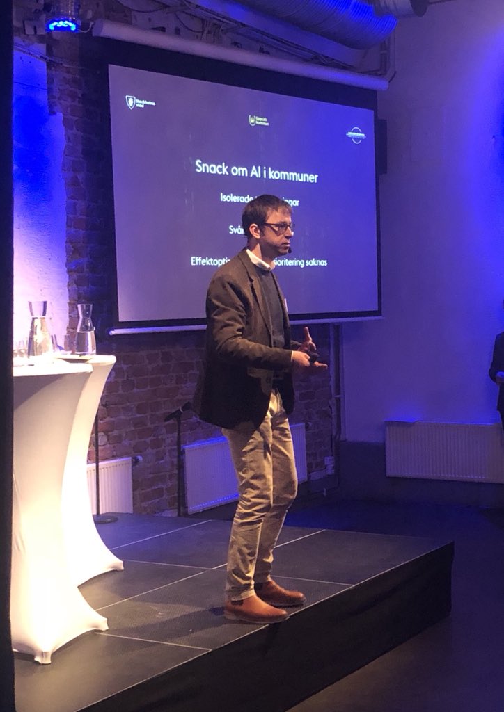 smartsthlm's tweet photo. Markus Bylund, strategichef för it och digitalisering i Uppsala kommun, inspirerar stadens chefer:
”Ni sitter redan på 99,9% av kompetensen ni behöver för att möjliggöra actions kring AI.” #aidagen https://t.co/tqCicWvSf9