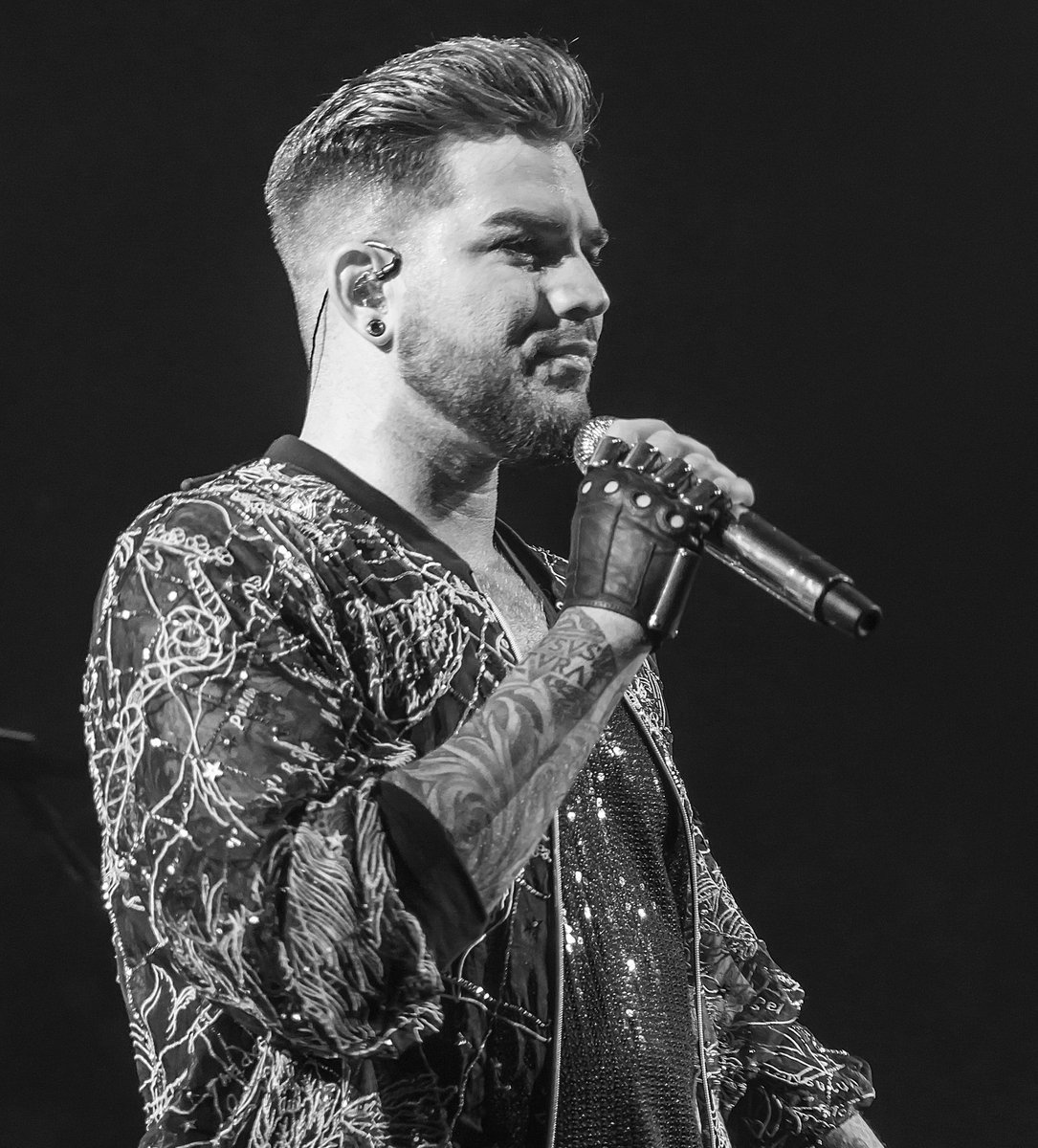 robgolton's tweet photo. @adamlambert one year ago today from #pertharena #perth #Australia #musicphotography @QueenWillRock https://t.co/gng7Pbeeh2
