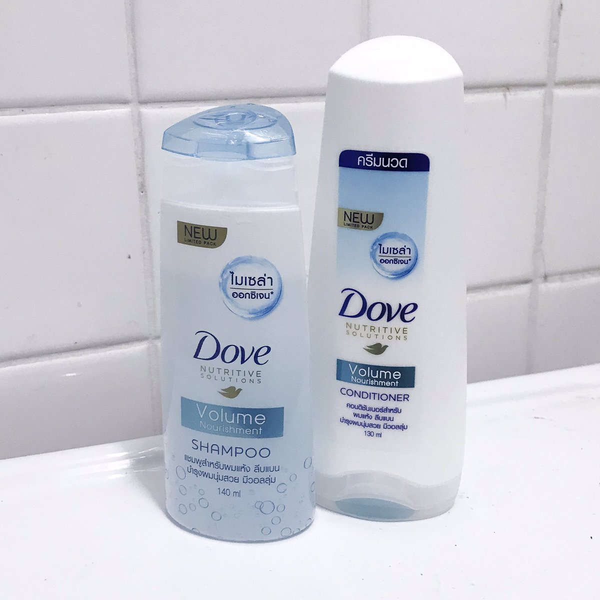 raymikky's tweet photo. โดฟเขาออกผลิตภัณฑ์ใหม่ เป็นเนื้อเจลใส Dove Volume Nourishment Micellar Oxygen เป็นลิมิเต็ดอิดิชั่นด้วยย มีไมเซล่าออกซิเจน ช่วยให้ผมมีวอลลุ่ม ชุ่มชื้น ชอบตรงโคนผมไ���่มันเลยย หอมมากก ชอบมากอะ ดมผมตัวเองทั้งวัน #ถ้าเราใสจะได้ใจใครบ้าง #รีวิวเซเว่น https://t.co/FkvJe4fPOR