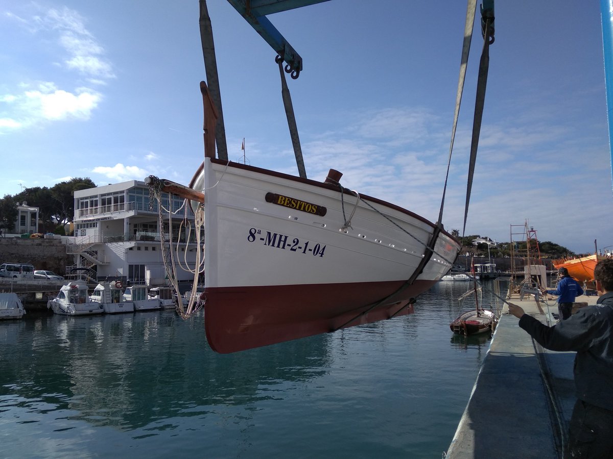 L'emblemàtic llaüt "Besitos" dels #Amicsdelamar i el #ConsellMenorca ja ha tornat a la mar. Ha passat un llarg hivern de reparació a mans dels Mestres d'Aixa  d'Astilleros Llompart al #VaradorCiutadella.