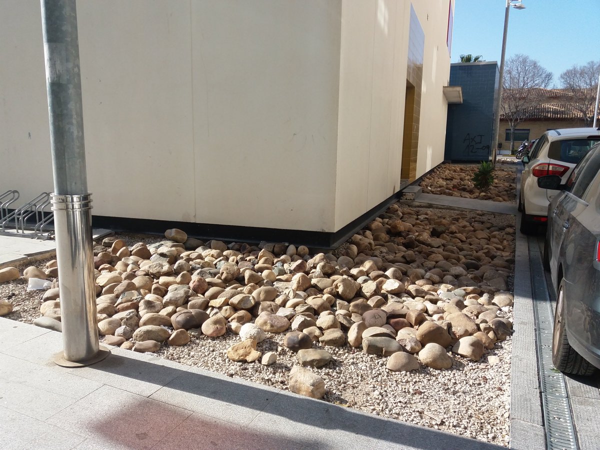 GentdOliva's tweet photo. La concejalía de Fiestas de l'@AjuntamentOliva, que dirige Pepe Salazar, realizará el próximo mes de marzo, las obras de mejora del exterior de la Casa de la Festa de Oliva. https://t.co/59BuEJFnJ9 https://t.co/Z3geiyQy1f